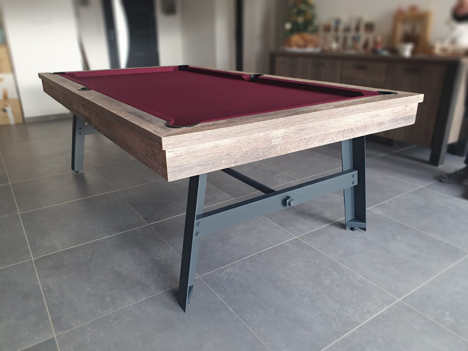 À l'heure du retour des icônes comme la Renault 5 Concept, cette table de style industriel, modèle VINTAGE de la marque de billard Eurobillard rend hommage au travail bien fait dans sa finition Oldtimer posé sur un piétement en métal de teinte F271 et son tissu wine choisi spécifiquement choisi par notre client. 